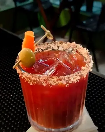Bloody Mary em copo baixo com borda de sal, azeitona e cenoura