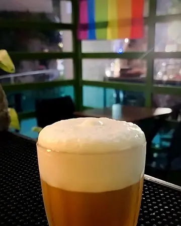 Coquetel dourado com colarinho alto de espuma
