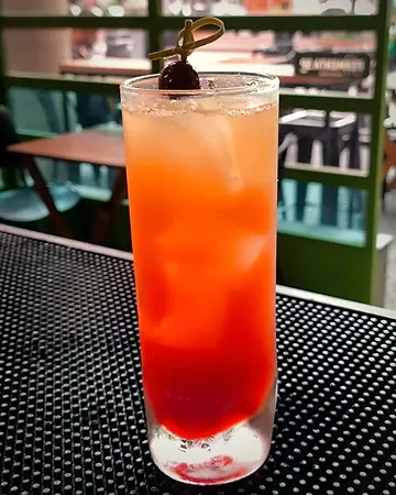 Coquetel em degradê laranja e vermelho com cereja