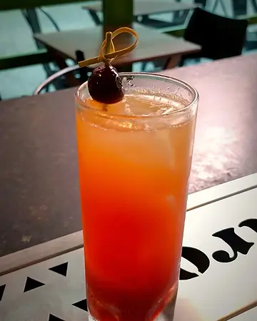 Coquetel em degradê laranja e vermelho no balcão
