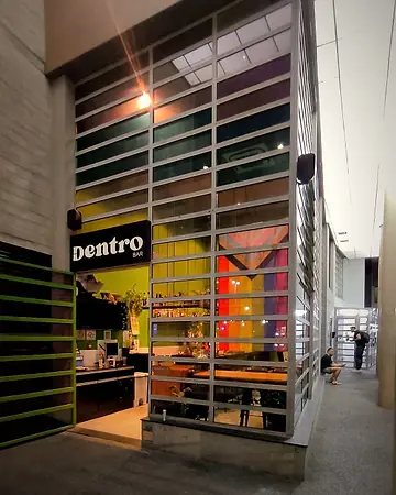 Fachada do Dentro com o letreiro e a bandeira do orgulho