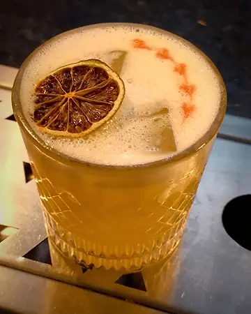 Coquetel com espuma e rodela de limão desidratado