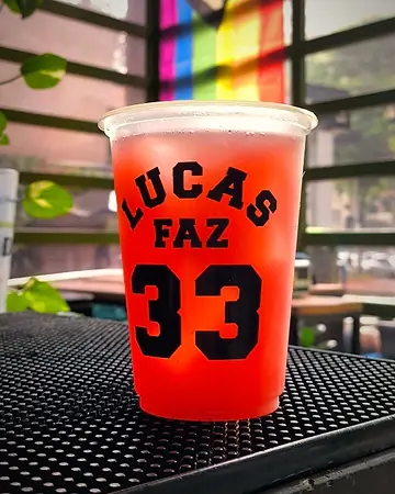 Copo personalizado de aniversário com a estampa “Lucas faz 33”