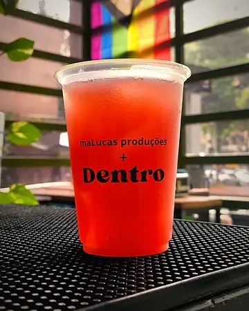 Verso do copo personalizado, com a marca do Dentro
